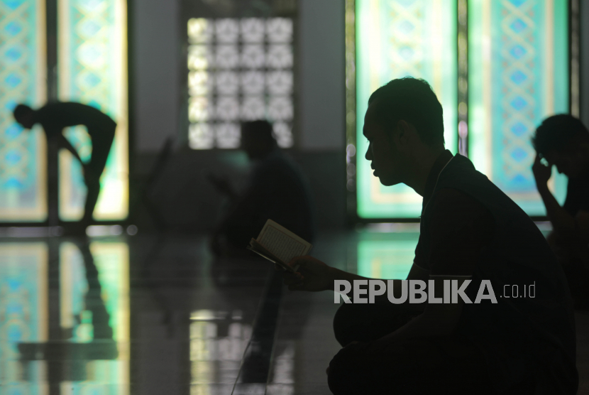 Pakaian Penuh Darah Saat Sholat dan Titik Balik Imam Ghazali