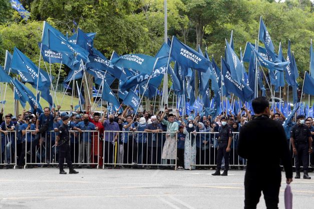 POLITIK ‘SYOK SENDIRI’ PN MENIKAM DIRI